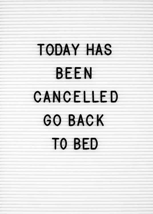– Póster con la cita «Today has been cancelled go back to bed» en letras negras y fondo blanco a rayas 