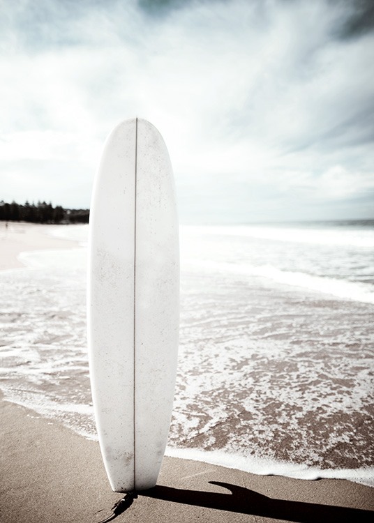 –Póster con una tabla de surf en la playa 