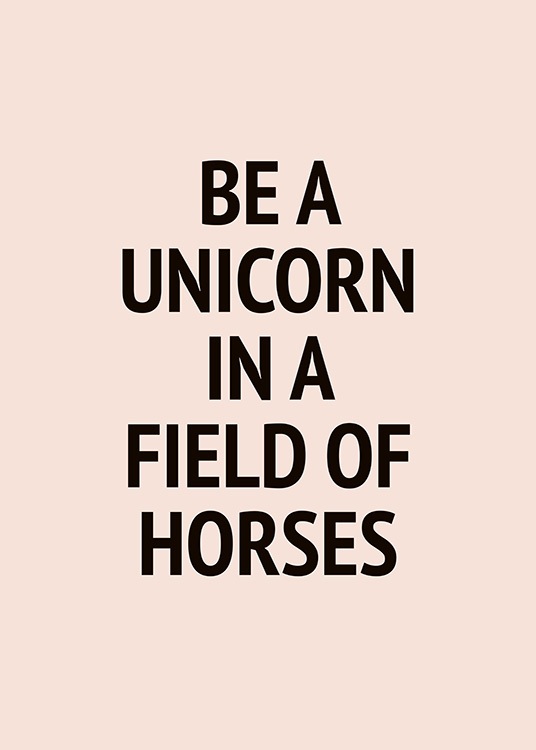 – Póster rosa con el texto «Be a unicorn in a field of horses» en negro 