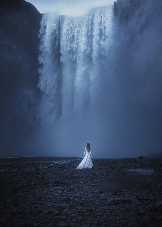 Woman by the Waterfall Poster / Naturaleza con Desenio AB (10978)