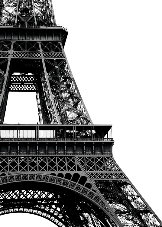  – Fotografía en blanco y negro del primer plano de una parte de la Torre Eiffel