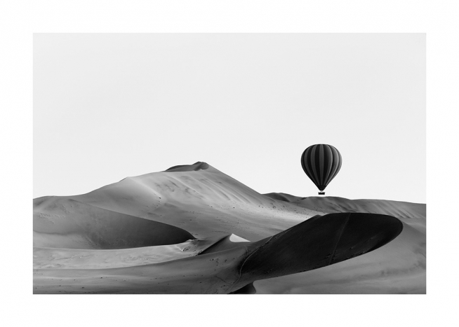 Hot Air Balloon Over Dunes Poster / Naturaleza con Desenio AB (11488)