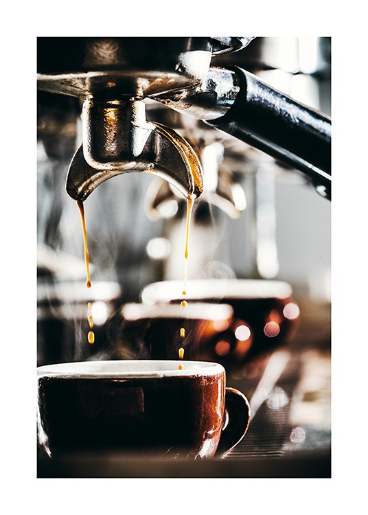  – Fotografía de una taza de café y las gotas de café que verte la máquina de café espresso