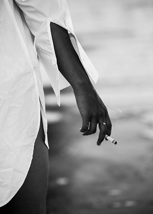 – Fotografía en blanco y negro de una muchacha con un cigarrillo junto al agua 