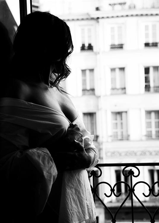 – Fotografía en blanco y negro de una mujer junto a una ventana 
