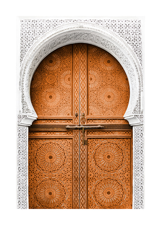 – Póster con una puerta de color ocre en la entrada de un edificio blanco. 