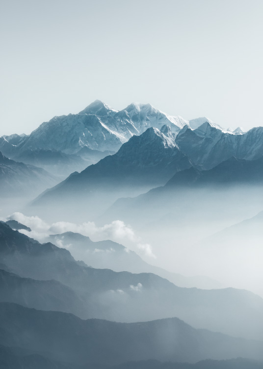 – Fotografía de los Alpes con nubes. 