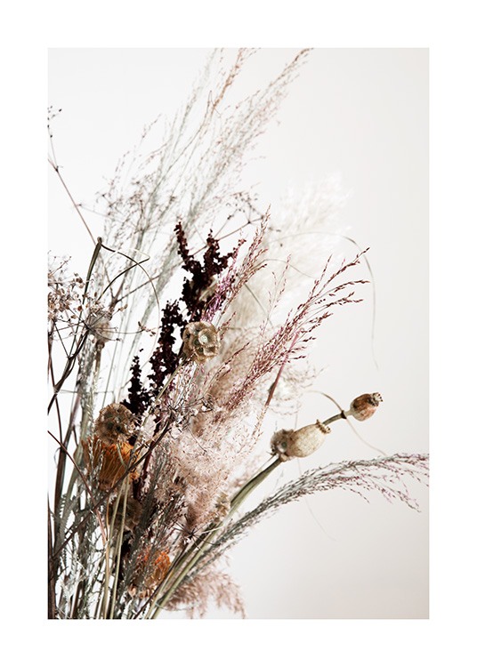  – Fotografía de un ramillete de hierba seca y flores disecadas con fondo gris claro