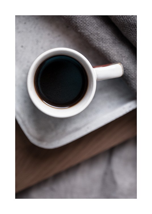 – Fotografía de un café negro en tonos neutros 