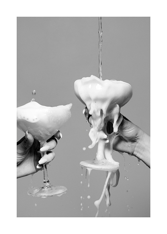Pouring Champagne Poster / Blanco y negro con Desenio AB (11913)