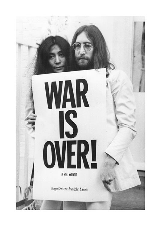  – Fotografía en blanco y negro de John Lennon y Yoko Ono con un cartel de protesta en la mano