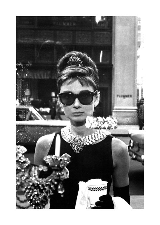  – Fotografía en blanco y negro de Audrey Hepburn con gafas de sol en la película Desayuno con diamantes