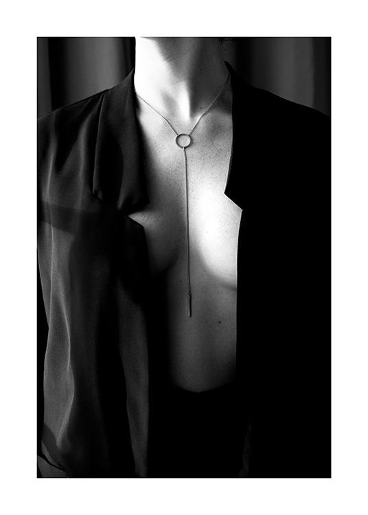 Woman With Necklace Poster / Blanco y negro con Desenio AB (12017)