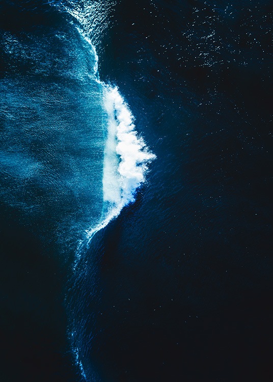 – Fotografía aérea de un paisaje con olas en el mar. 