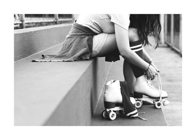 Tie the Roller Skates Poster / Blanco y negro con Desenio AB (12594)