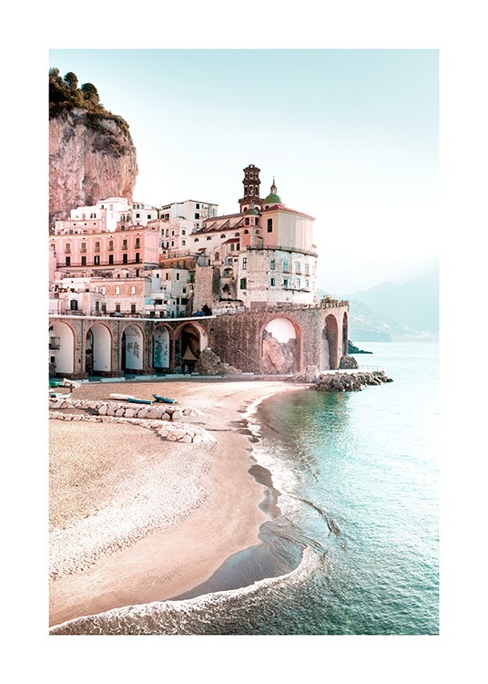 – Pueblo junto al mar en la playa de la costa Amalfitana, Italia