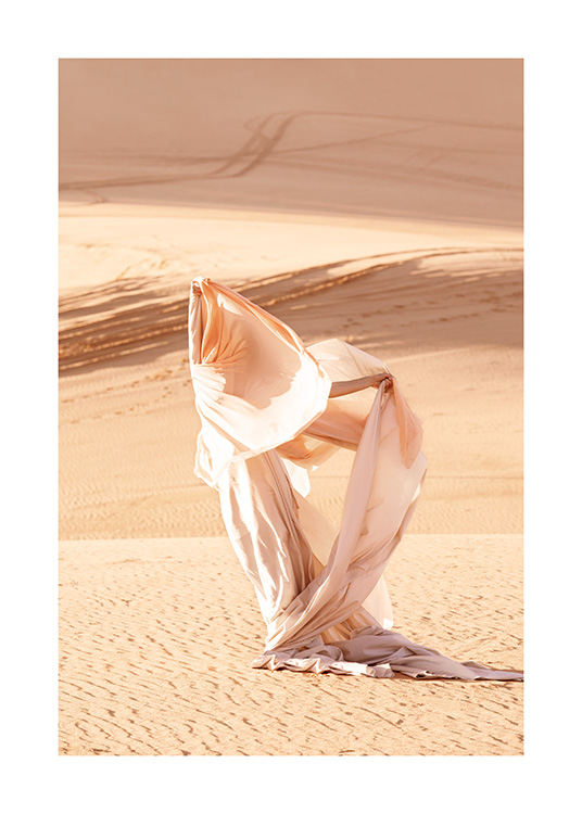 foto de naturaleza con mujer con vestido ligero y holgado en el desierto