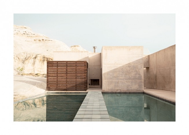 foto de edificio de cemento con montañas al fondo y piscina en primera plana