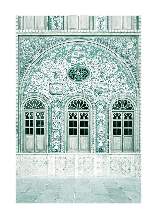 Fotografía de una fachada de color menta con patrón de mosaico y puertas de color menta