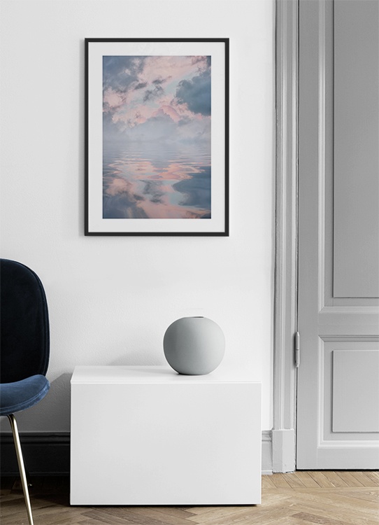 Póster de la naturaleza de un lago y el cielo con nubes en tono pastel reflejándose en el agua 