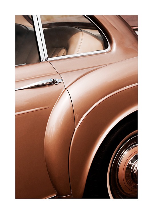  - Primer plano de coche clásico color bronze con detalles en plateado