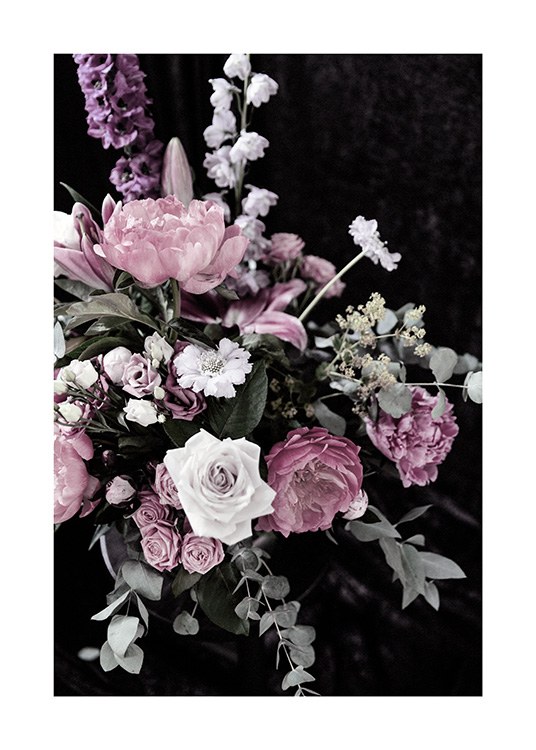  - Ramillete de flores blancas, rosas y púrpuras, y hojas verdes con un fondo oscuro. 