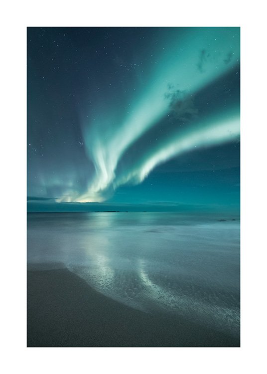  - Fotografía de una playa de arena con la aurora boreal azul de fondo y un cielo azul oscuro. 