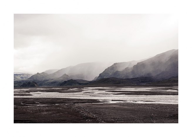  - Fotografía de un paisaje montañoso lleno de neblina y con charcos de agua. 