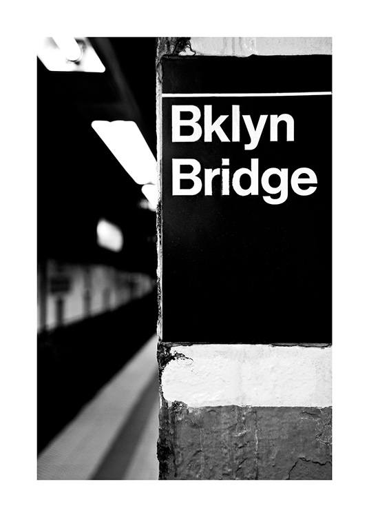  - Fotografía en blanco y negro del cartel de la estación de metro 