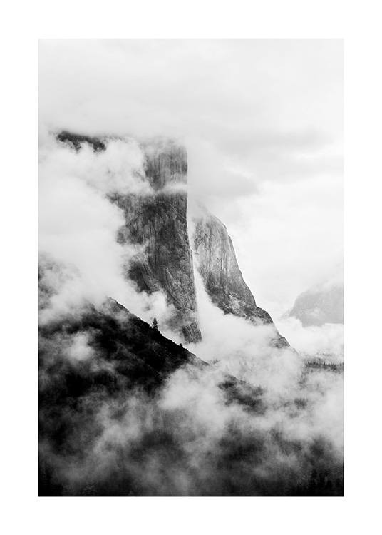  - Fotografía en blanco y negro de la formación rocosa “El Capitán” bajo la niebla en California. 