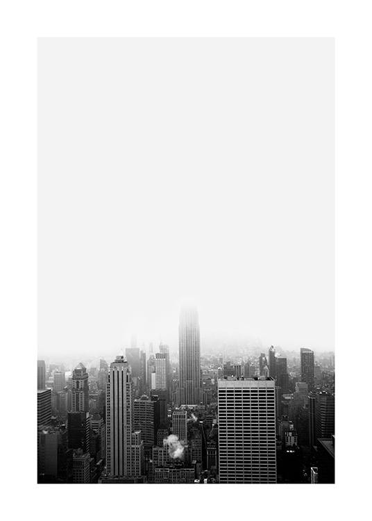  - Fotografía en blanco y negro de edificios y la silueta de rascacielos bajo la niebla de Nueva York. 