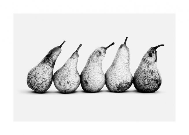  - Fotografía en blanco y negro de cinco peras en fila. 