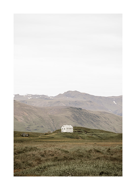  - Fotografía de un paisaje con una casa aislada frente a las montañas en Islandia