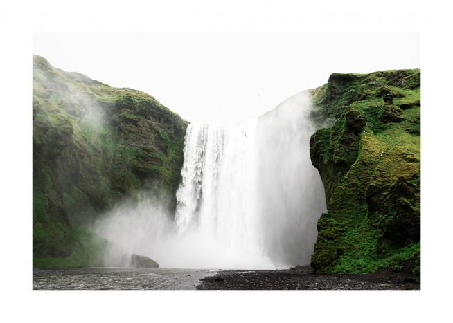  - Fotografía de la cascada Skogafoss en un paisaje frondoso de Islandia