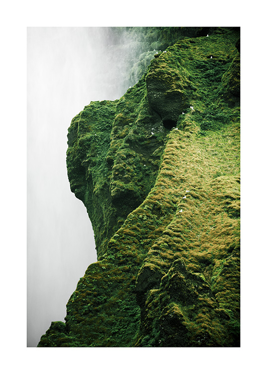  - Fotografía de un acantilado verde ubicado en la cascada de Skogafoss en Islandia
