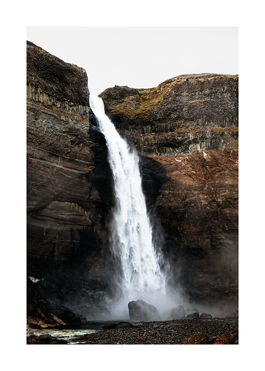  - Fotografía de la cascada Haifoss rodeada de acantilados verdes en Islandia