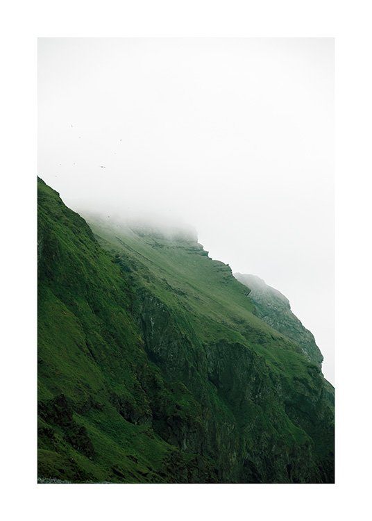  - Fotografía de un paisaje verde con niebla en Islandia