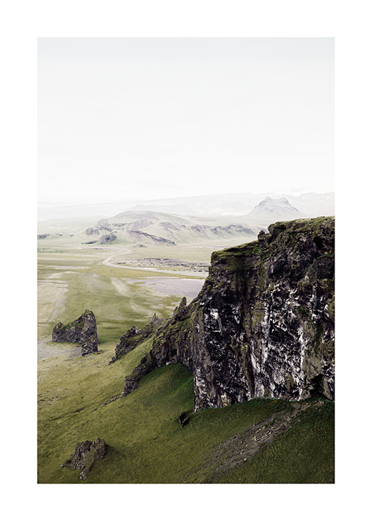  - Fotografía de montañas rocosas en un paisaje verdoso en Islandia