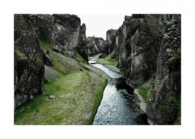  - Fotografía del cauce de un río y un paisaje verde en el cañón de Fjadrargljufur en Islandia