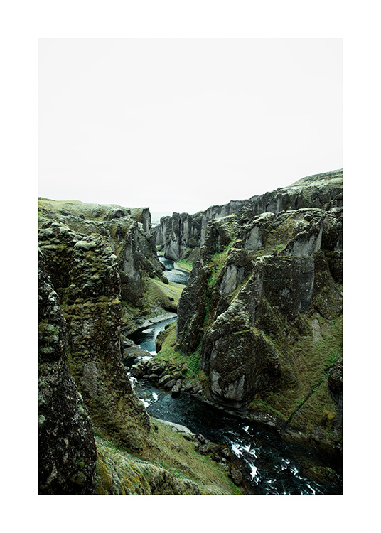  - Fotografía del cauce de un río entre montañas verdes en Islandia