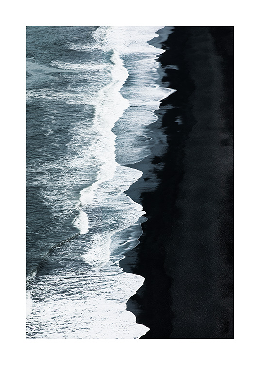  - Fotografía aérea de olas en el mar y una playa de arena negra en Islandia