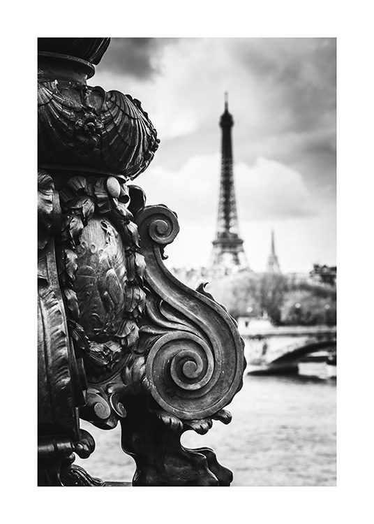  - Fotografía en blanco y negro del primer plano de los detalles de un puente en París con la Torre Eiffel de fondo.