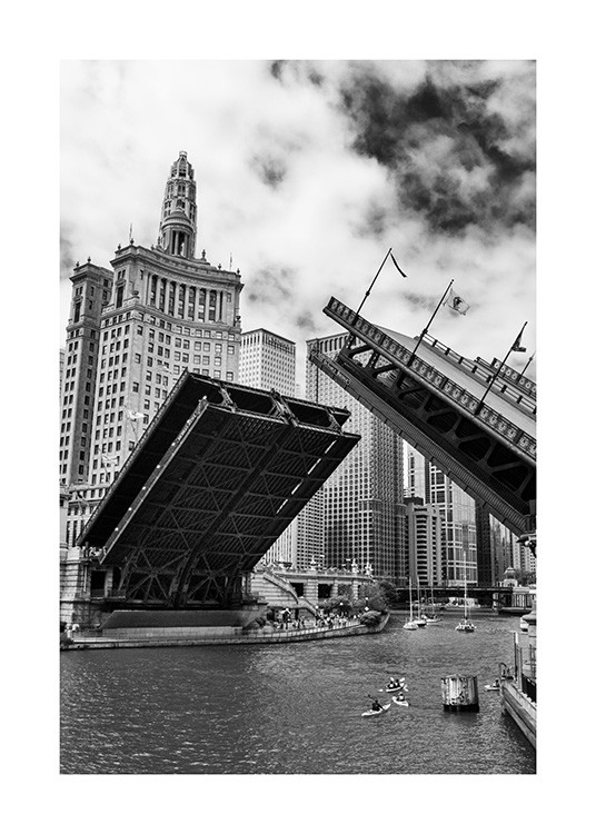  - Fotografía en blanco y negro del puente de Chicago abriéndose sobre el río, con barcos en el agua y edificios altos al fondo