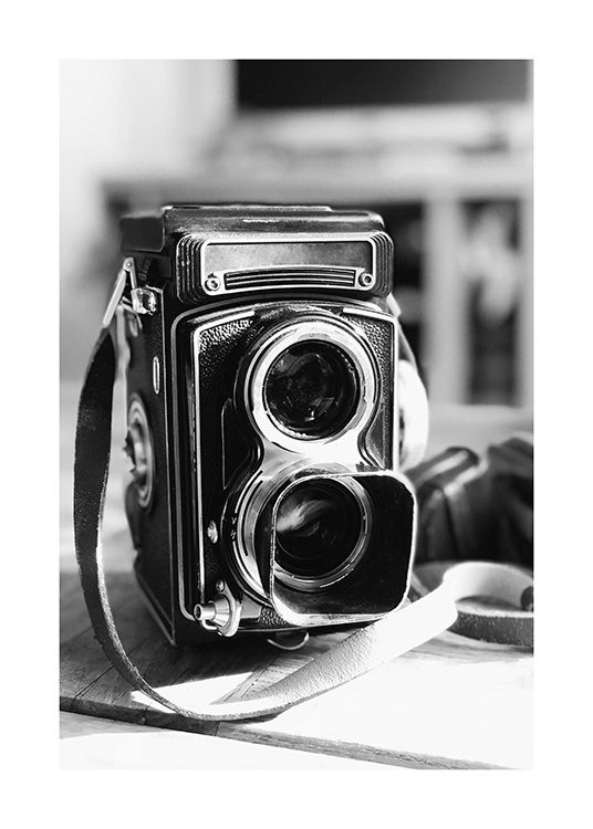  - Fotografía en blanco y negro de una cámara vintage.