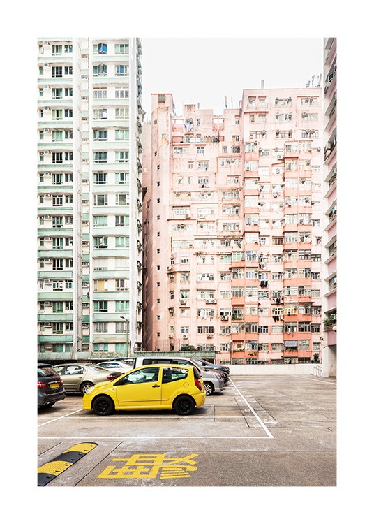  - Fotografía de edificios color melocotón y verde pastel en Hong Kong, con un coche estacionado al frente.