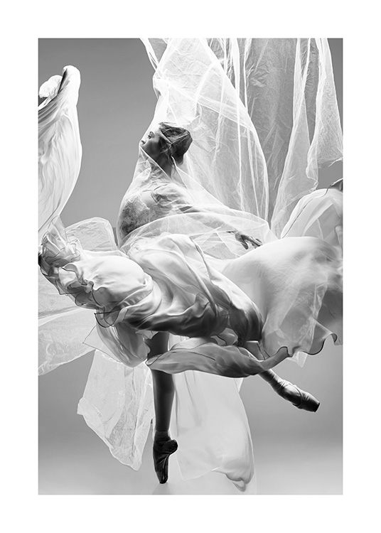  - Fotografía en blanco y negro de una bailarina cubierta por una tela blanca, delgada y fluida con un fondo gris.