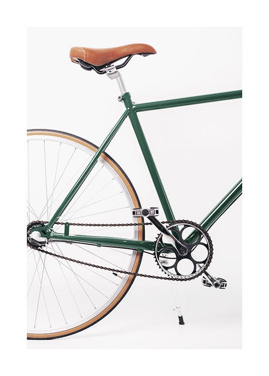  – Fotografía de una bicicleta de modelo antiguo con sillín marrón, fondo blanco.