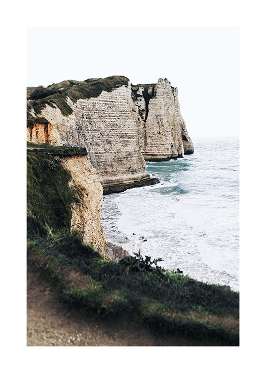  – Fotografía de acantilados altos con vegetación en el mar de las orillas de Étretat, Francia.