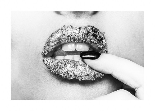  - Fotografía en blanco y negro de un dedo sobre un par de labios cubiertos en lo que parece ser un tipo de papel aluminio.