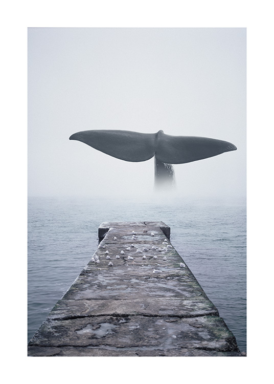  - Fotografía de la cola de ballena al final de un muelle que conduce al océano.